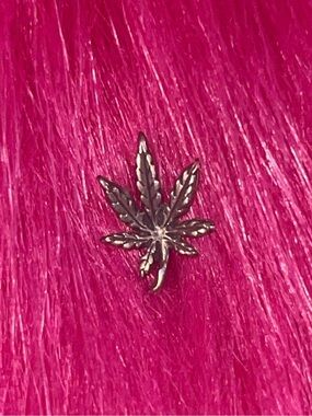 Weed earring 💕🍁